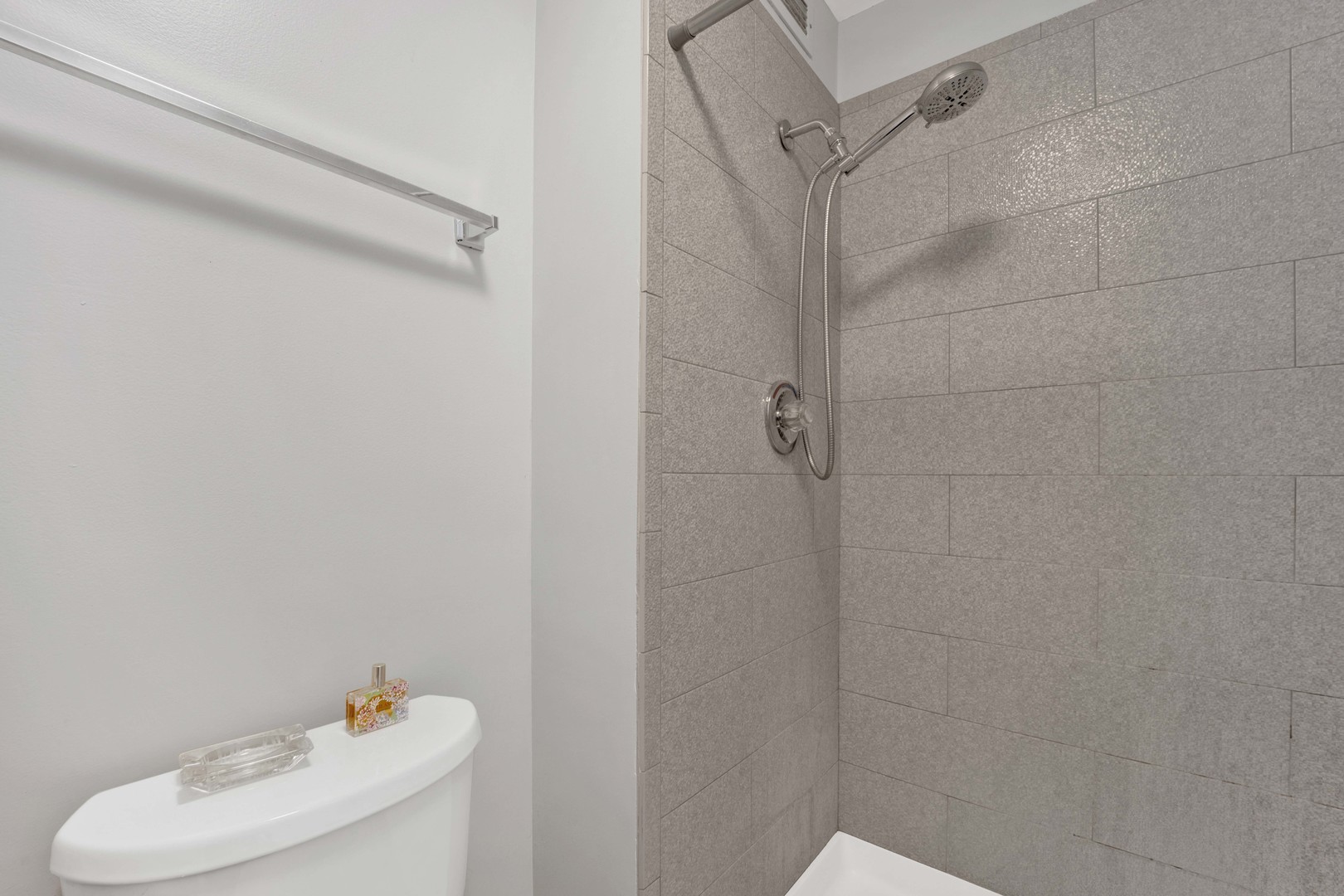 3150 North Sheridan Road, Unit 14A Chicago, IL 60657 - Photo 20 of 31 a bathroom with a sink and toilet