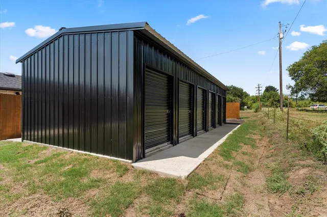 $950 | 900 South Tool Drive, Unit 2, Tool, TX 75143