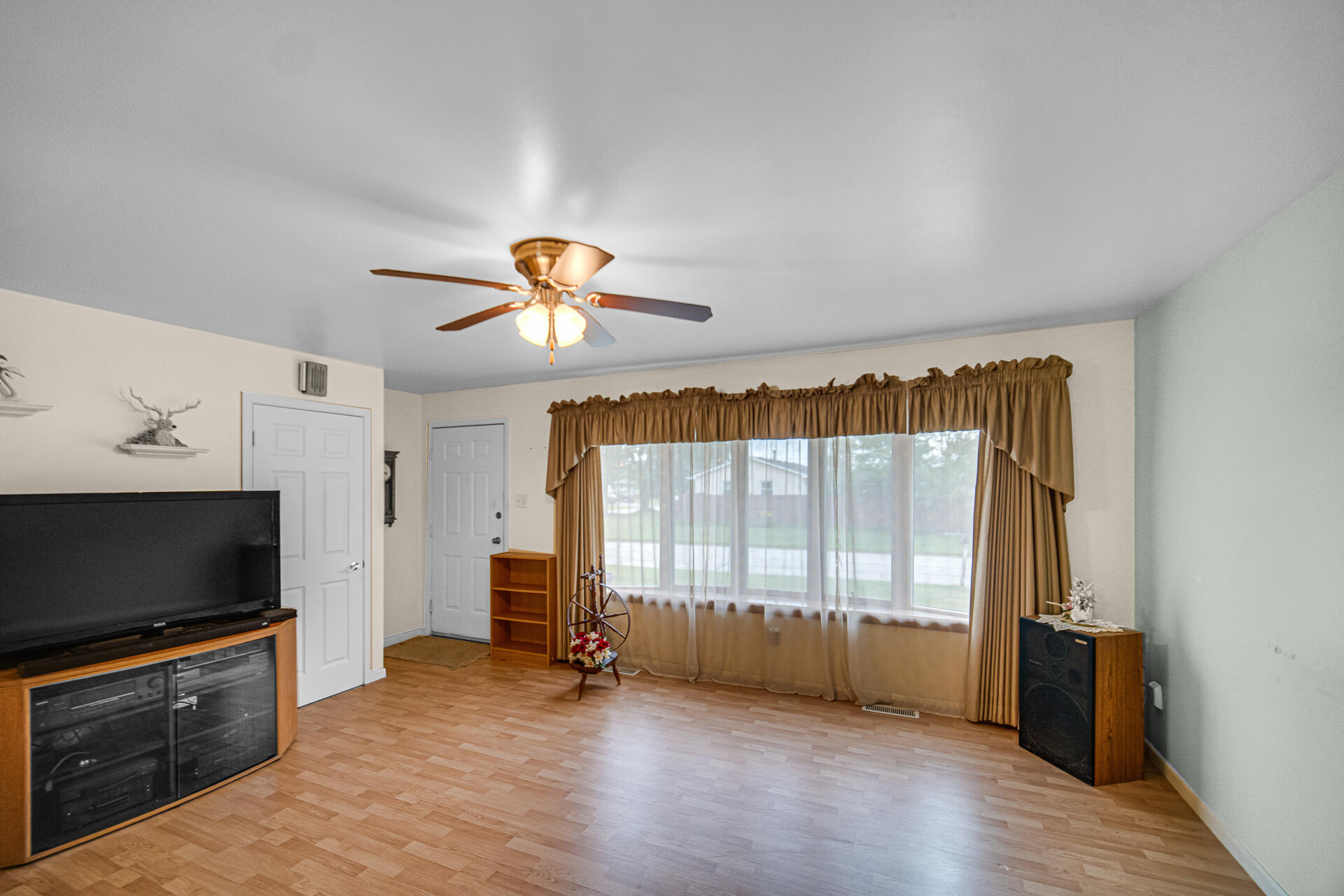 628 Oxbow Road Valparaiso, IN 46385 - Photo 4 of 19 1920x1280