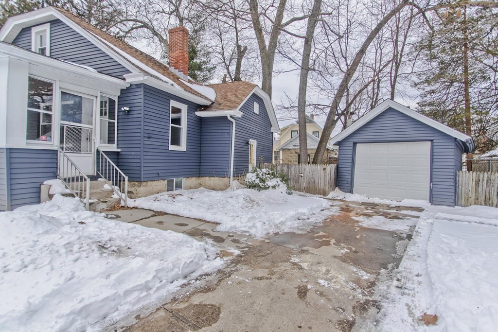 55 Lawndale Street Springfield, MA 01108 - Photo 8 of 42 Gallery Image 8