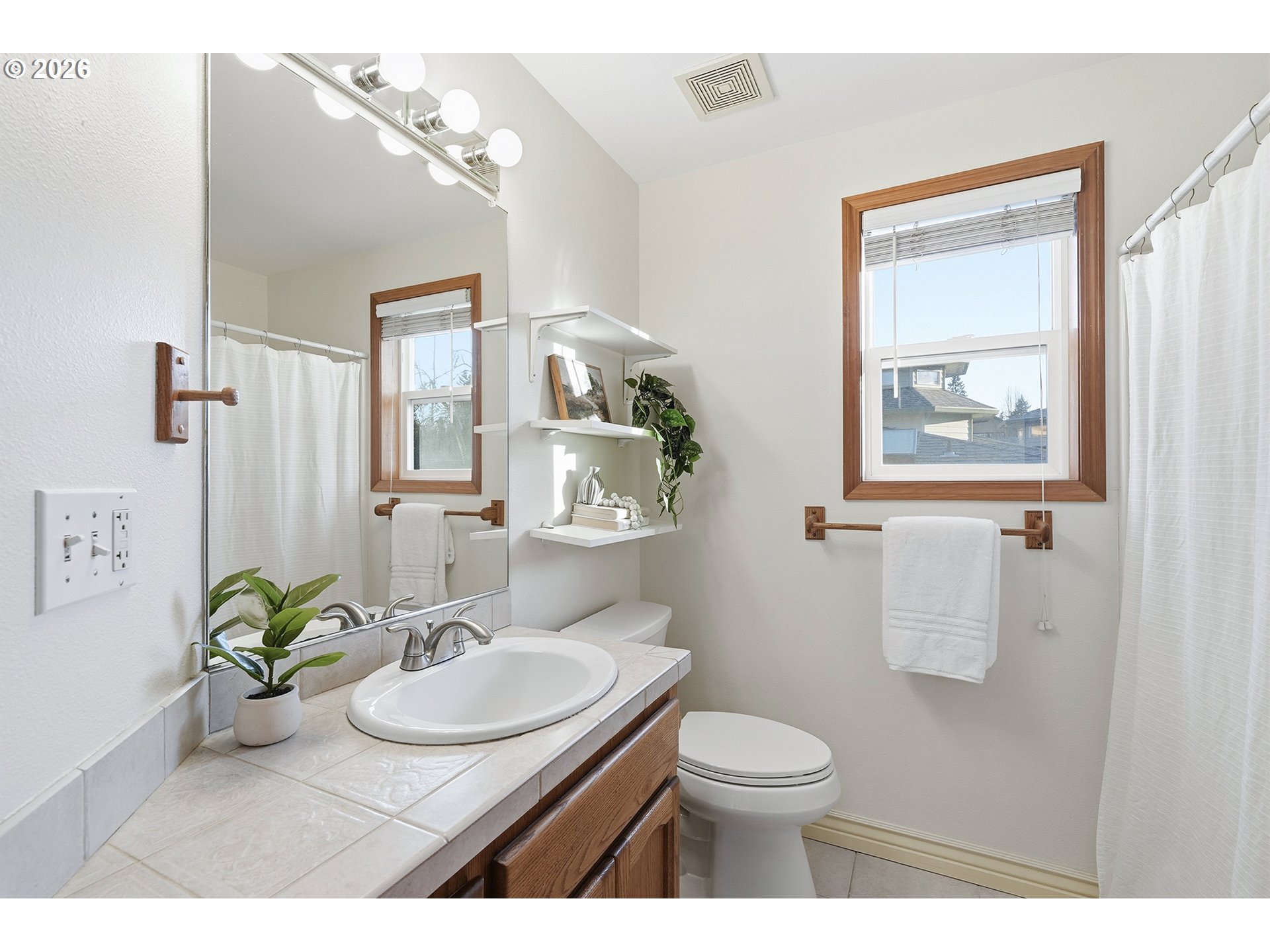 20244 Southwest 93rd Avenue Tualatin, OR 97062 - Photo 25 of 33 Bathroom, Continental