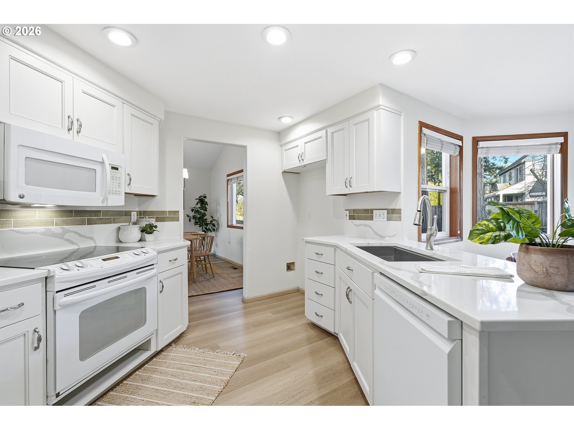 20244 Southwest 93rd Avenue Tualatin, OR 97062 - Photo 9 of 33 Kitchen
