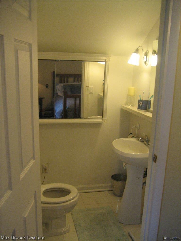 122 East Webster Road Royal Oak, MI 48073 - Photo 9 of 20 Master lav