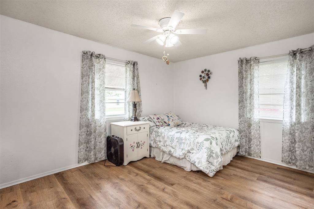 2212 North Aspen Road Gainesville, TX 76240 - Photo 16 of 34 a bedroom with a bed and a window