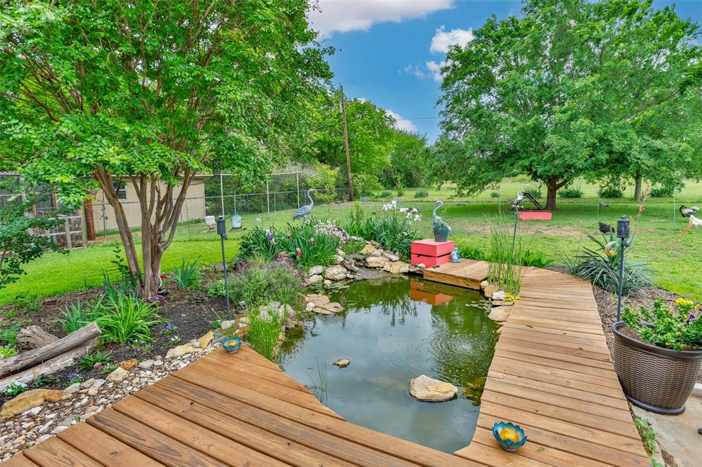 2212 North Aspen Road Gainesville, TX 76240 - Photo 20 of 34 a garden view with a seating space