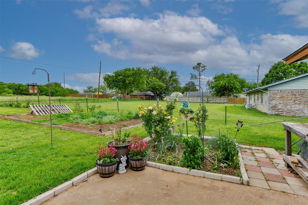 2212 North Aspen Road Gainesville, TX 76240 - Photo 21 of 34 a view of a garden with large trees