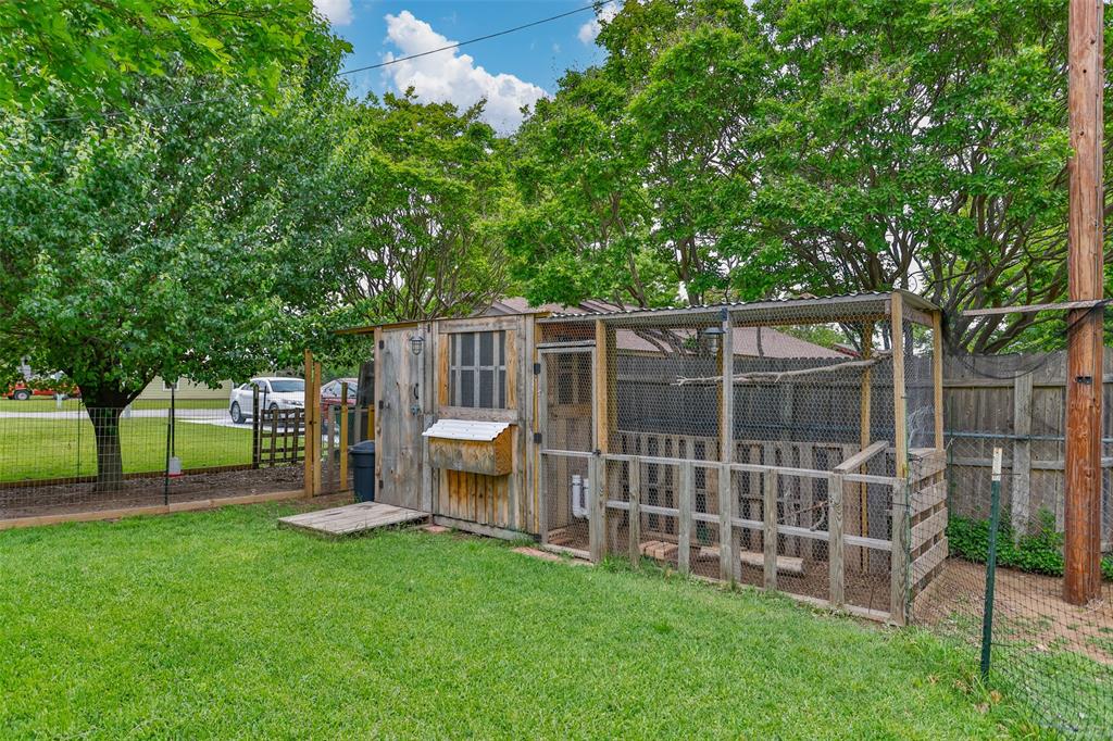 2212 North Aspen Road Gainesville, TX 76240 - Photo 26 of 34 a view of a chair and table in the garden