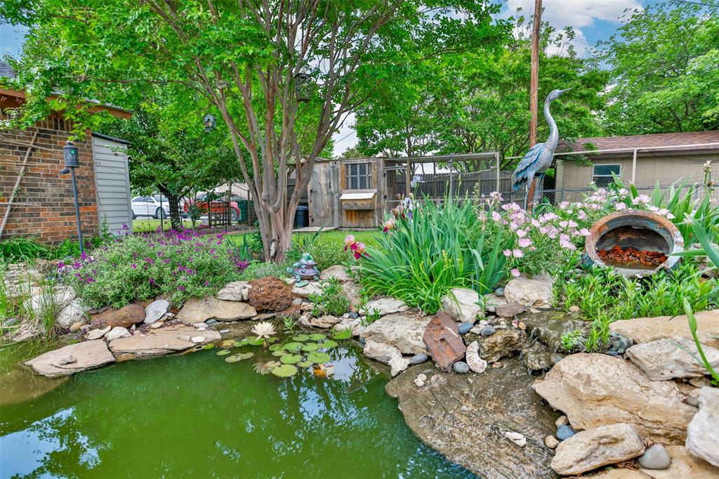 2212 North Aspen Road Gainesville, TX 76240 - Photo 30 of 34 a garden with lots of trees and flowers around