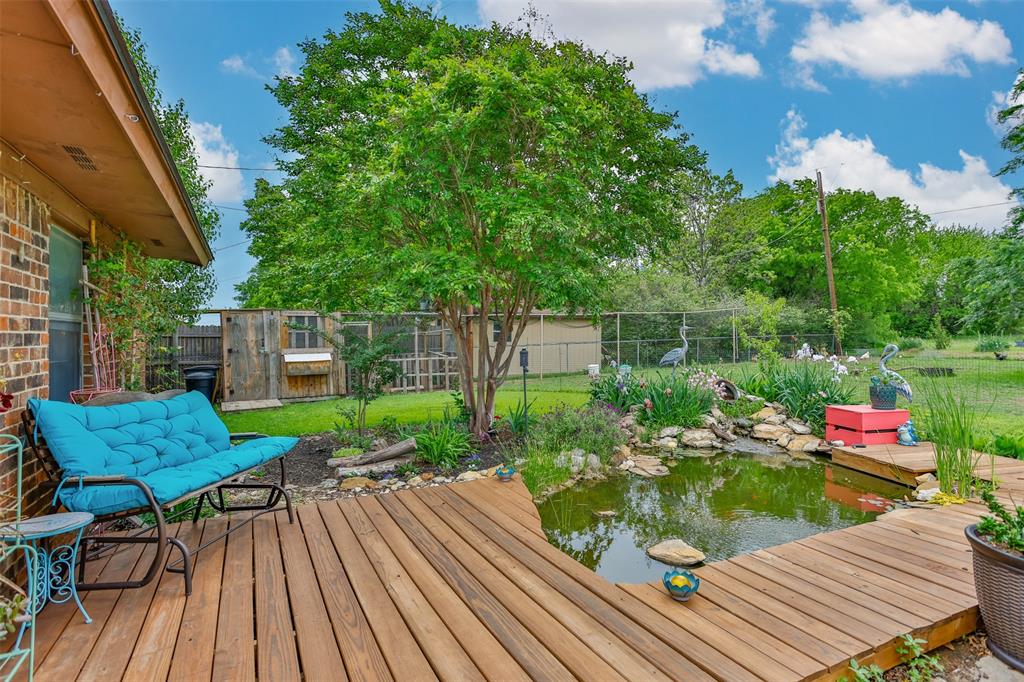 2212 North Aspen Road Gainesville, TX 76240 - Photo 31 of 34 a view of a backyard with sitting area