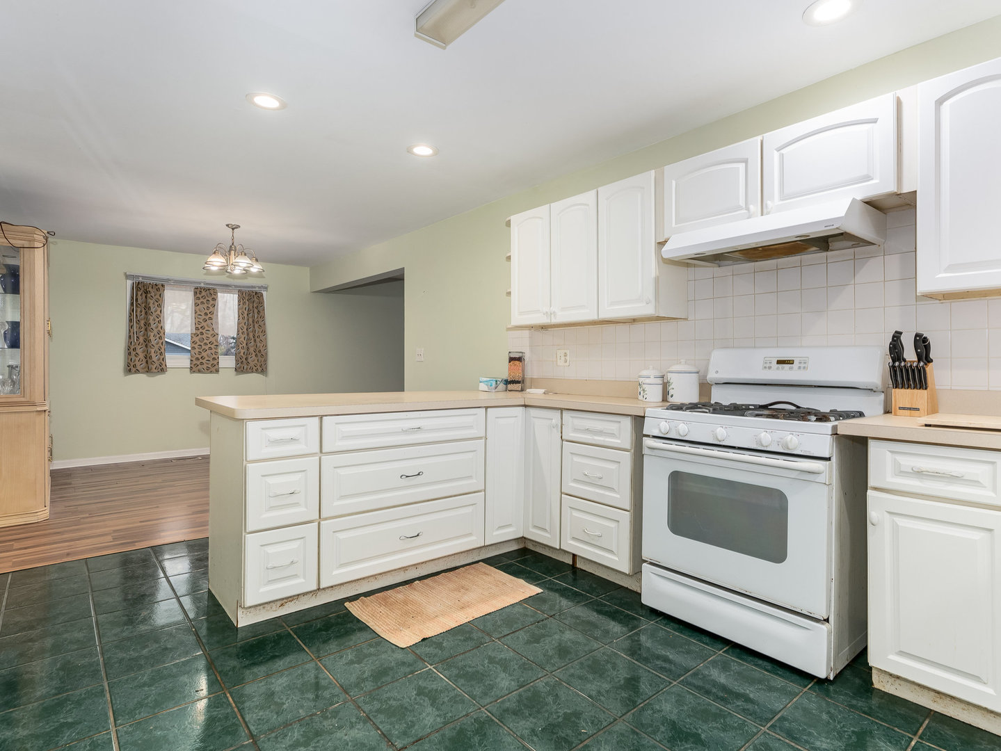 410 Aster Lane Hoffman Estates, IL 60169 - Photo 8 of 12 a kitchen with granite countertop white cabinets and white appliances