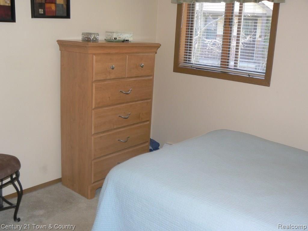 2297 London Bridge Drive, Unit 28 Rochester, MI 48307 - Photo 21 of 29 Roomy bedrooms.jpg