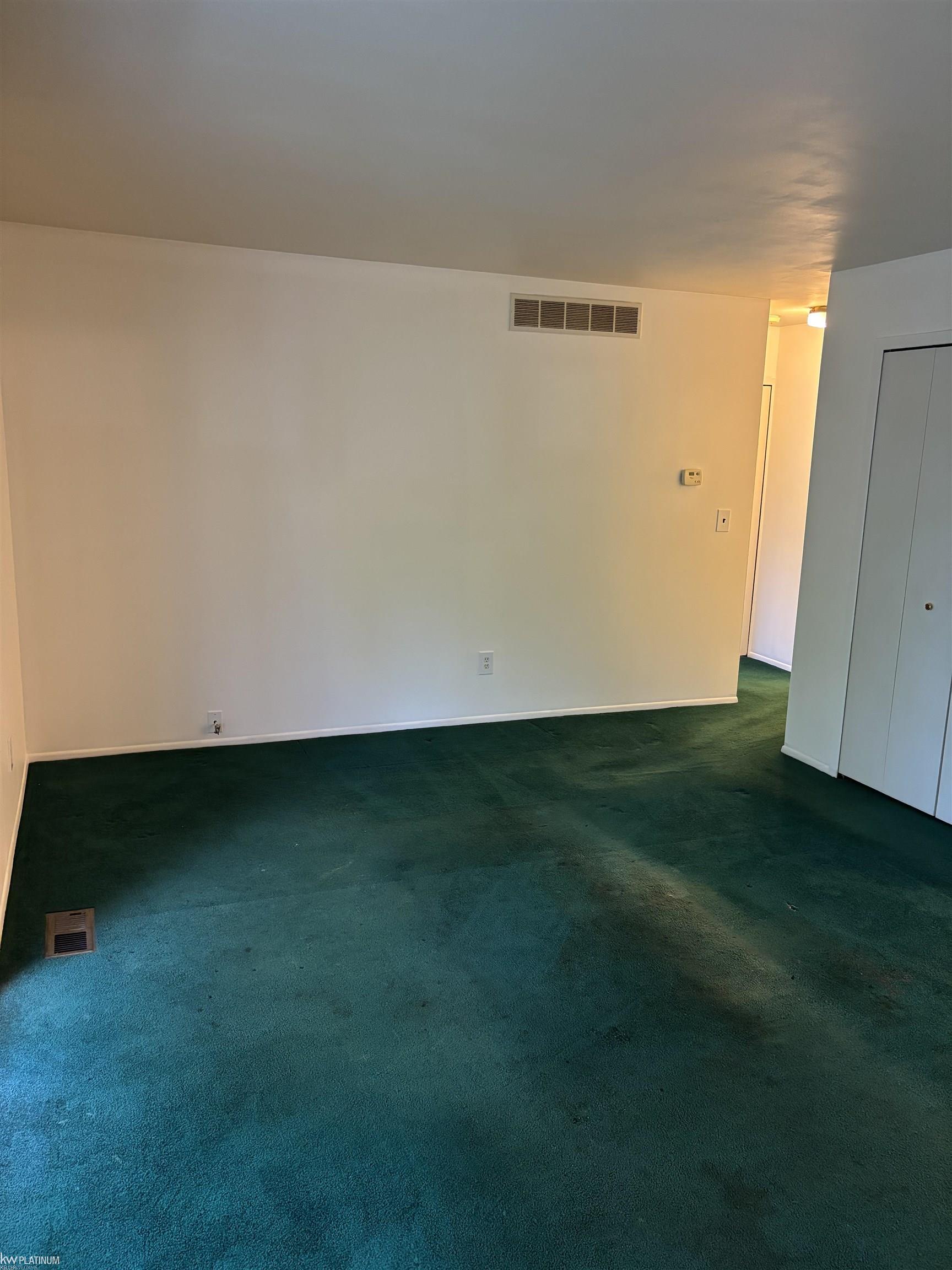 29273 Hayes Road Warren, MI 48088 - Photo 12 of 21 50178015-1ec1d784-a9e4-438f-8539-3a7e43f143af.JPG