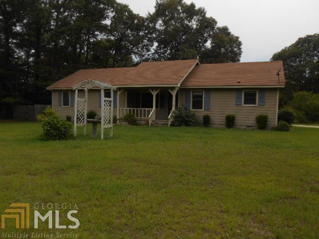 318 Mac Thompson Road Cochran, GA 31014 - Photo 1 of 1 a front view of a house with garden