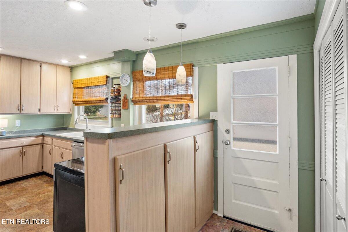 106 West Pawley Road Oak Ridge, TN 37830 - Photo 11 of 42 11-Kitchen