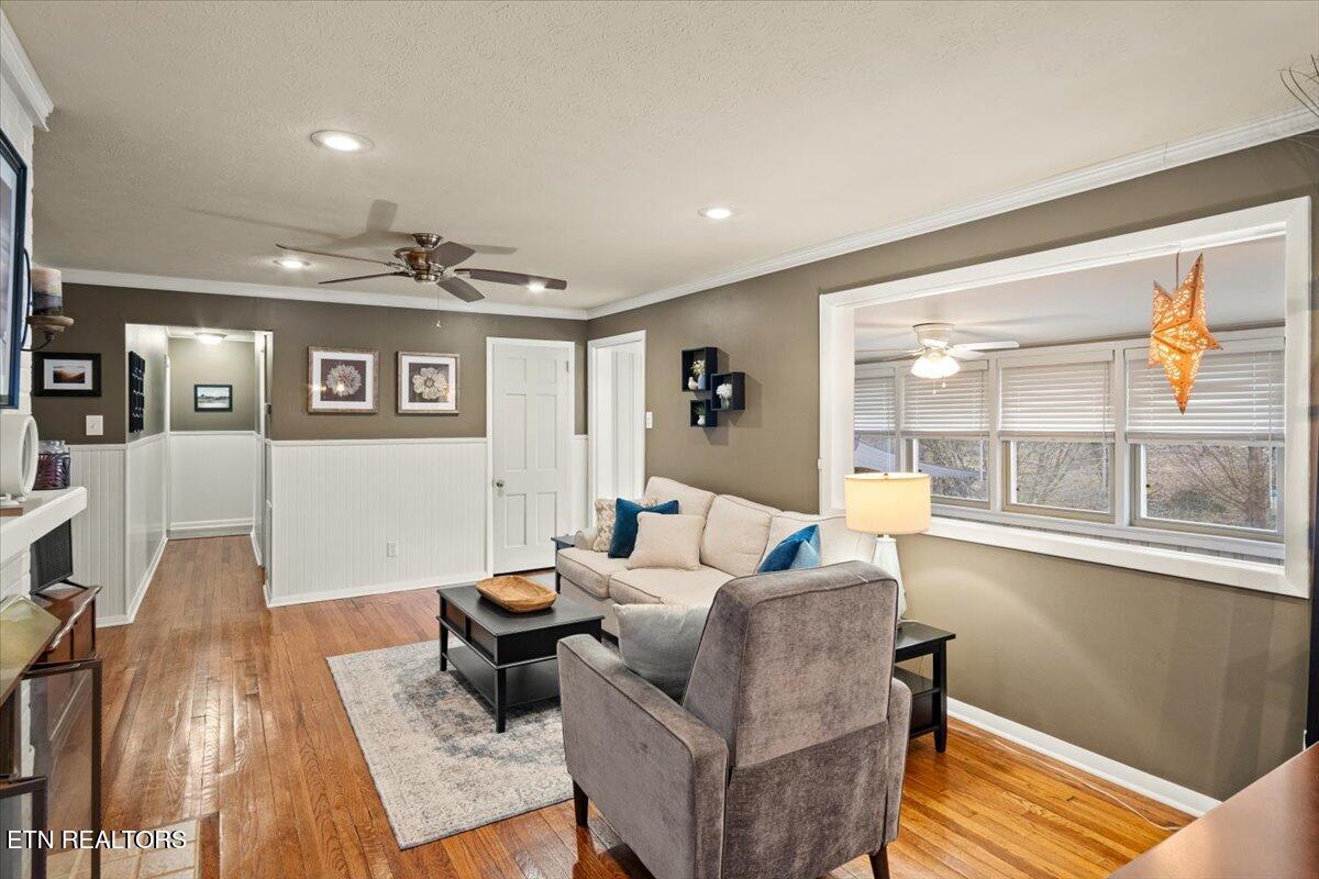 106 West Pawley Road Oak Ridge, TN 37830 - Photo 3 of 42 03-Living Room