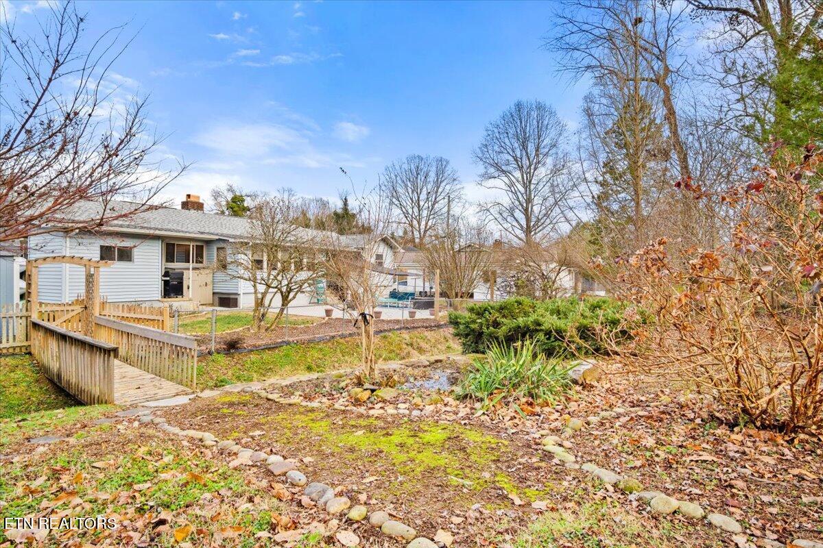 106 West Pawley Road Oak Ridge, TN 37830 - Photo 34 of 42 34-Garden