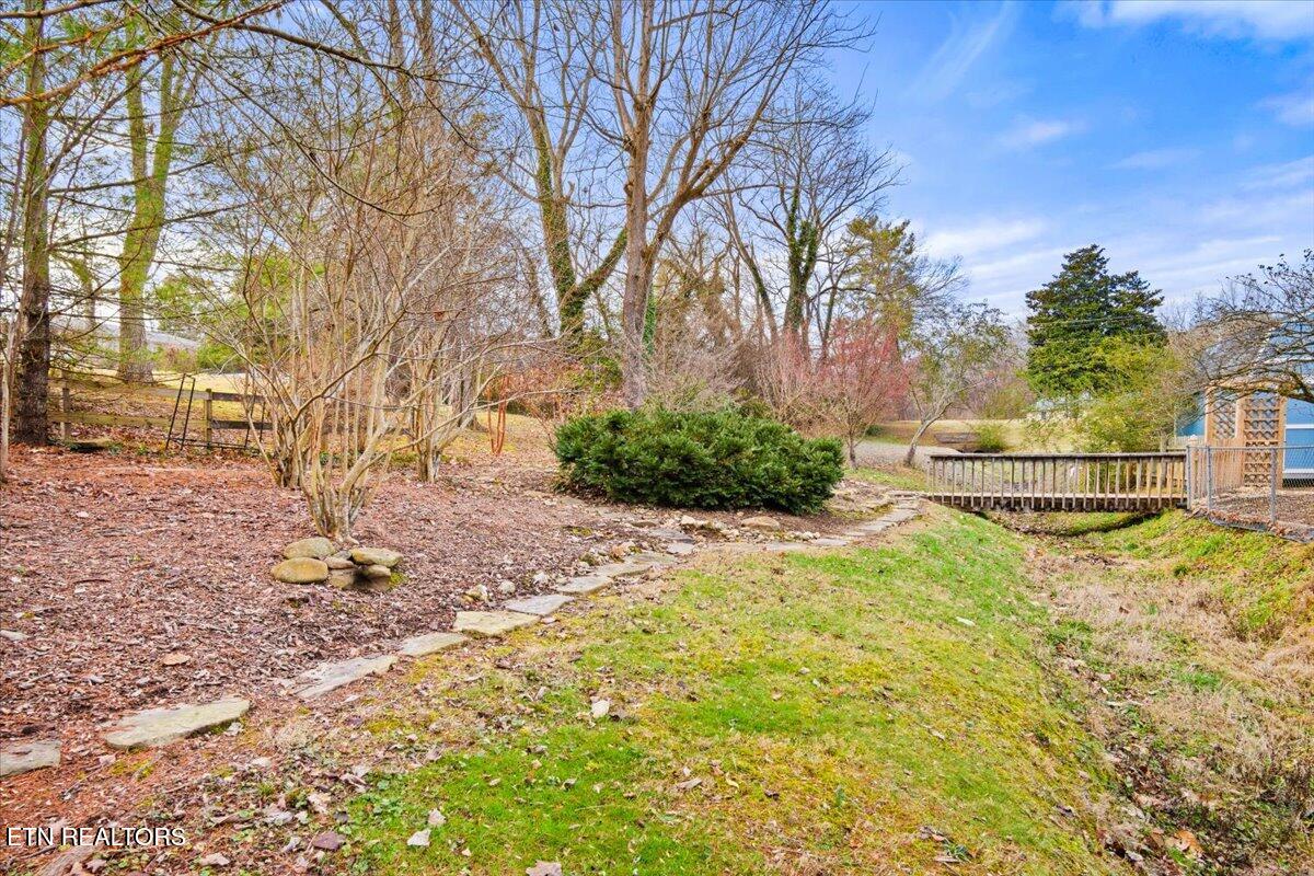 106 West Pawley Road Oak Ridge, TN 37830 - Photo 36 of 42 36-Garden
