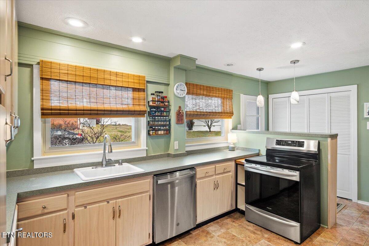 106 West Pawley Road Oak Ridge, TN 37830 - Photo 9 of 42 09-Kitchen