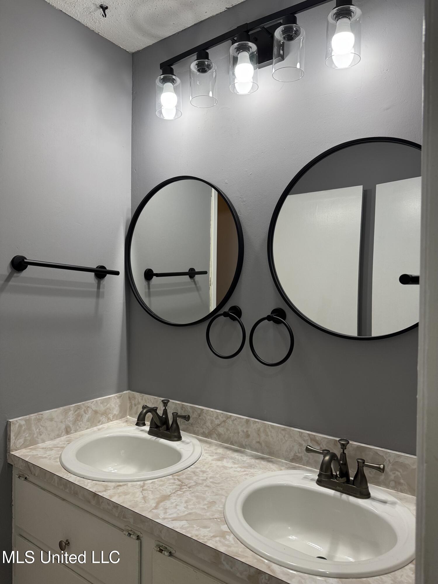 1470 Vernon Circle Jackson, MS 39204 - Photo 15 of 30 Hall Vanities