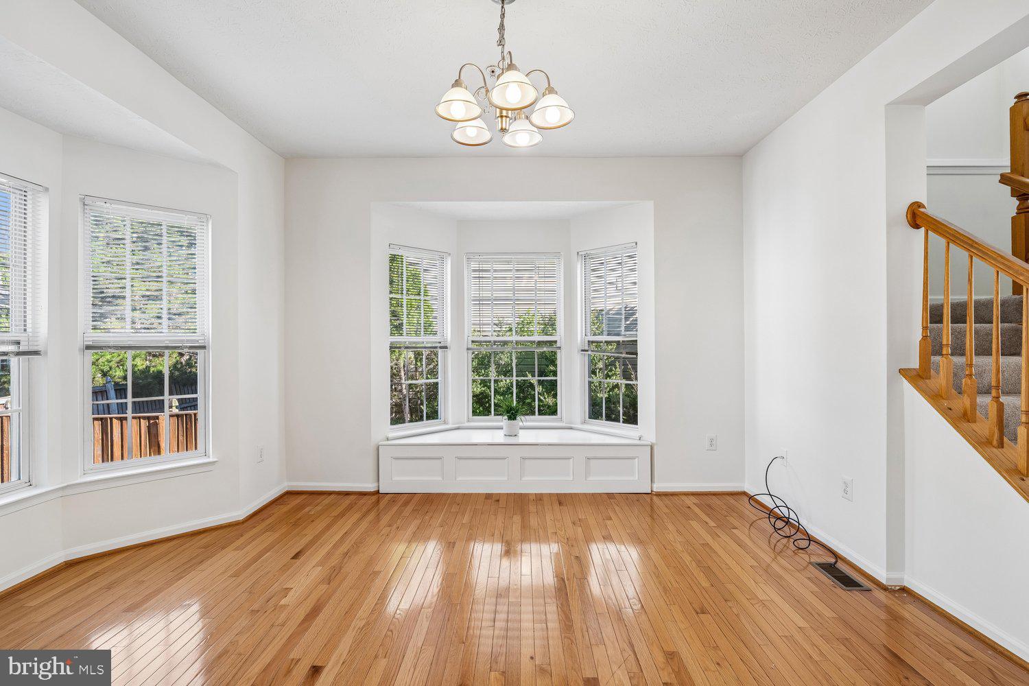 2426 Knapps Way Odenton, MD 21113 - Photo 17 of 71 Sitting Area