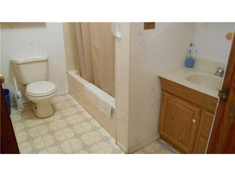 933 East Ridge Avenue Economy, PA 15027 - Photo 11 of 15 Full Bath.