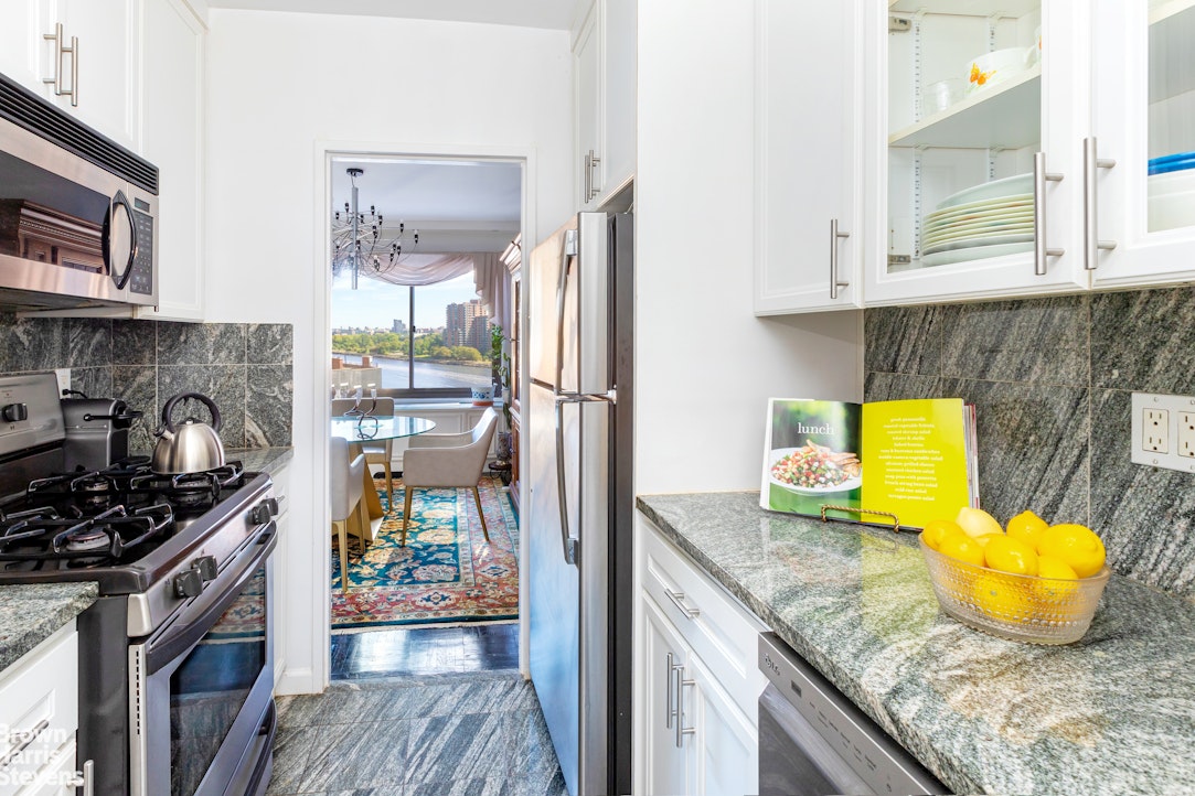 530 East 72nd Street, Unit 10B Manhattan, NY 10021 - Photo 4 of 17