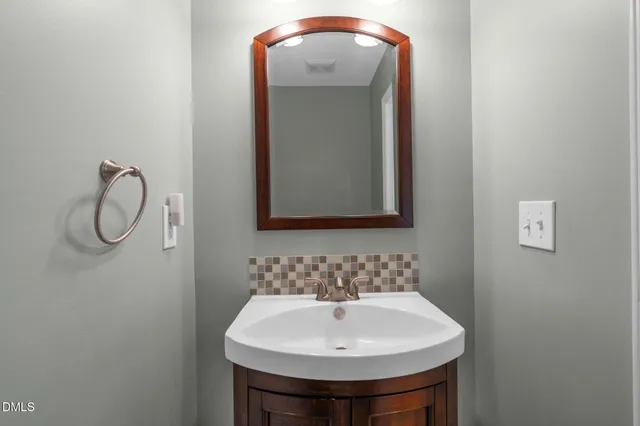 en empty room with windows and ceiling fan