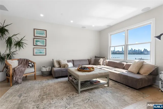 $7,900 | 121 The Promenade, Unit 121122, Edgewater, NJ 07020