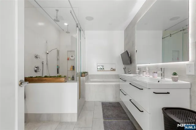 $7,900 | 121 The Promenade, Unit 121122, Edgewater, NJ 07020