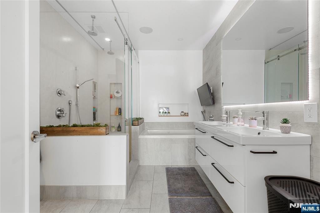 121 The Promenade, Unit 121122 Edgewater, NJ 07020 - Photo 12 of 26