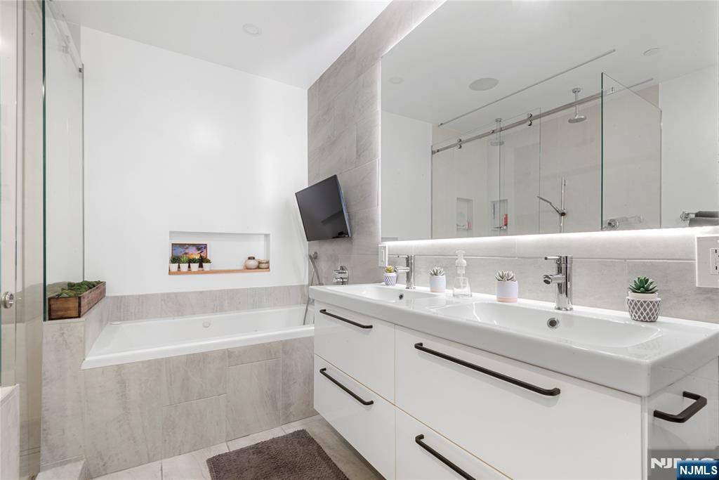 121 The Promenade, Unit 121122 Edgewater, NJ 07020 - Photo 13 of 26