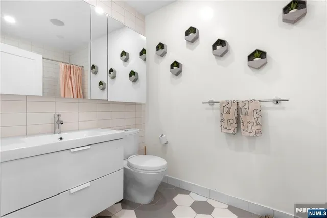 $7,900 | 121 The Promenade, Unit 121122, Edgewater, NJ 07020