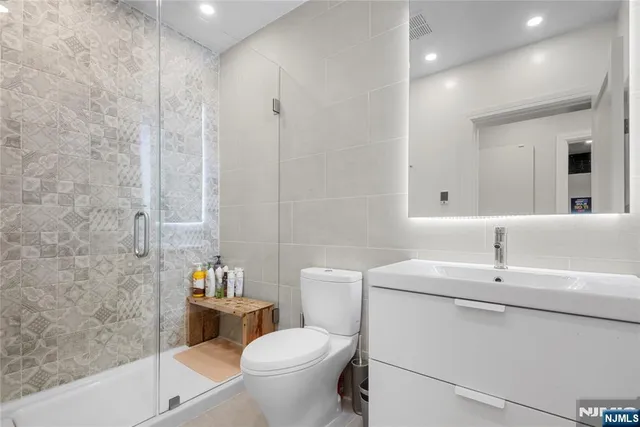 $7,900 | 121 The Promenade, Unit 121122, Edgewater, NJ 07020