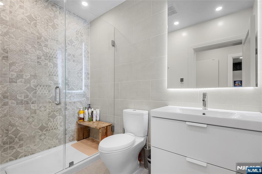 121 The Promenade, Unit 121122 Edgewater, NJ 07020 - Photo 19 of 26