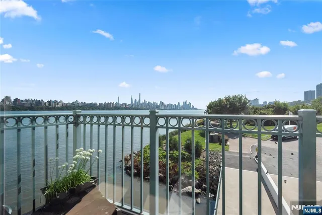 $7,900 | 121 The Promenade, Unit 121122, Edgewater, NJ 07020