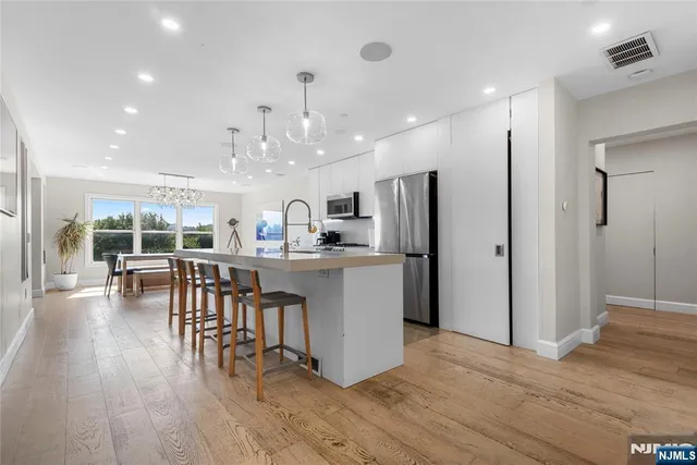 $7,900 | 121 The Promenade, Unit 121122, Edgewater, NJ 07020