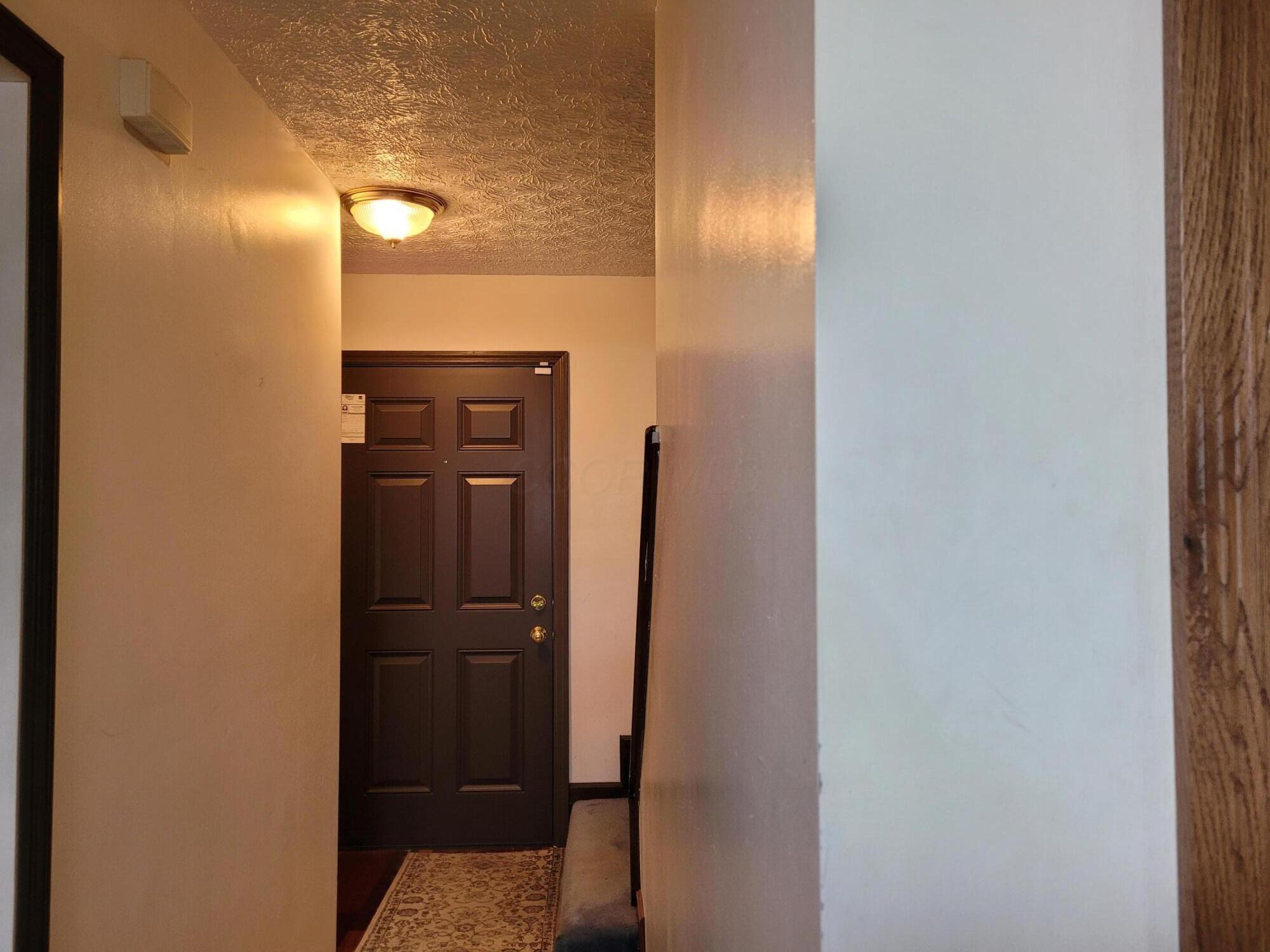 2475 Koebel Road Columbus, OH 43207 - Photo 2 of 18 Foyer