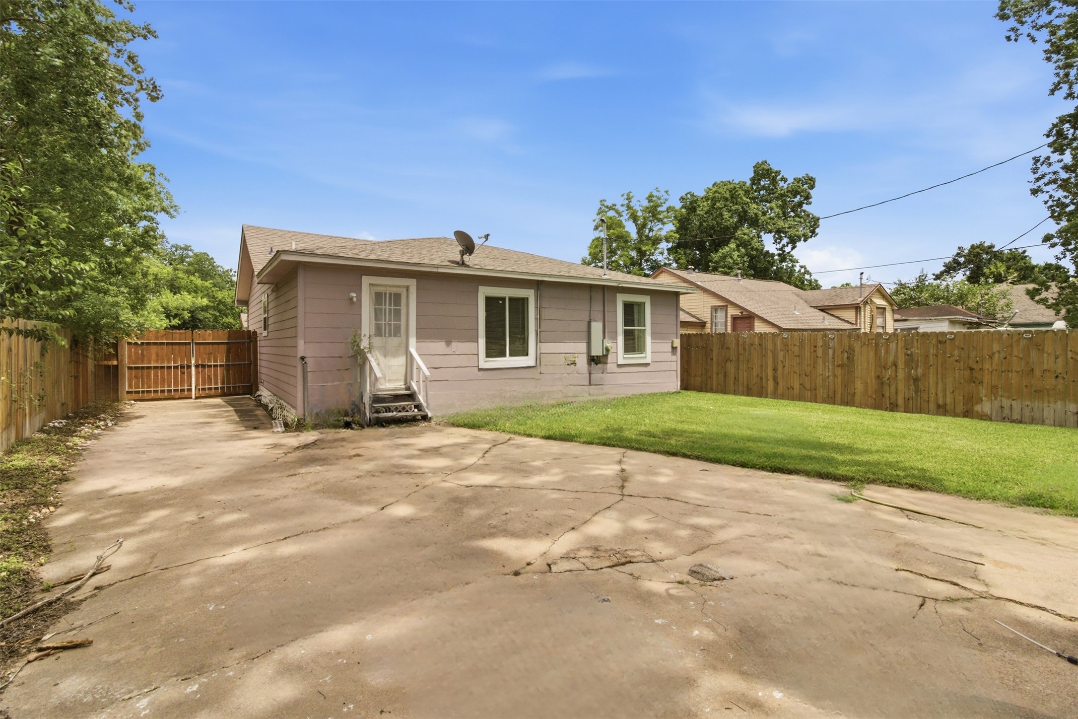 306 Center Street Pasadena, TX 77506 - Photo 28 of 31 a front view of house with yard and green space