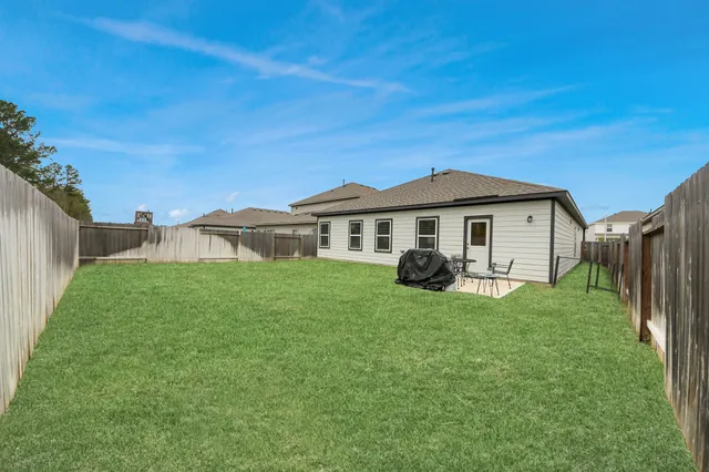 a view of a house with backyard and garden