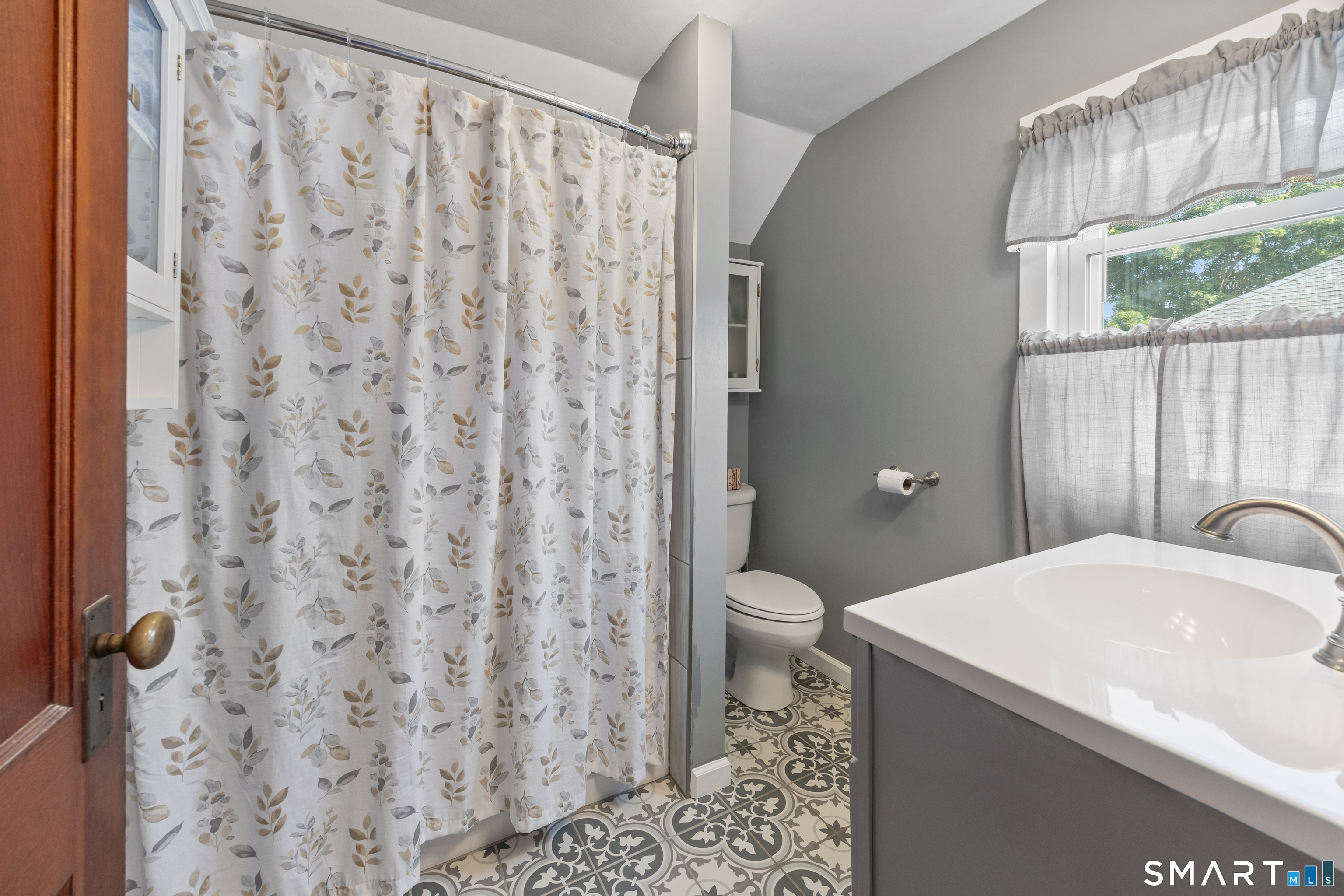 193 Ridge Road Middletown, CT 06457 - Photo 20 of 39 Second floor full bath
