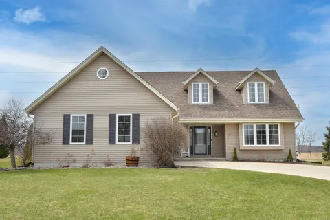 $499,900 | 319 South Maple Lane, Saukville, WI 53080