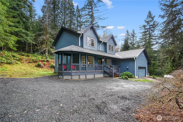 a view of house with a yard