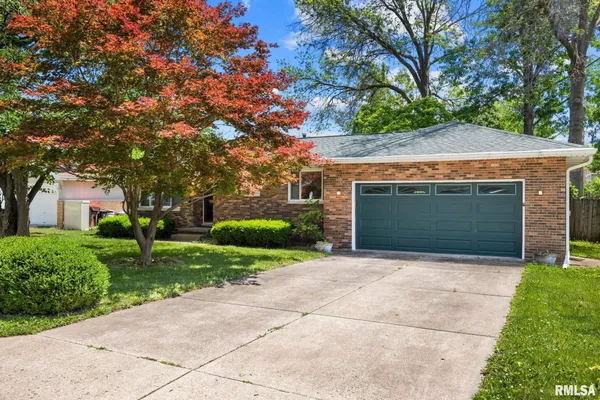 $220,000 | 1814 West Latham Lane, Peoria, IL 61614