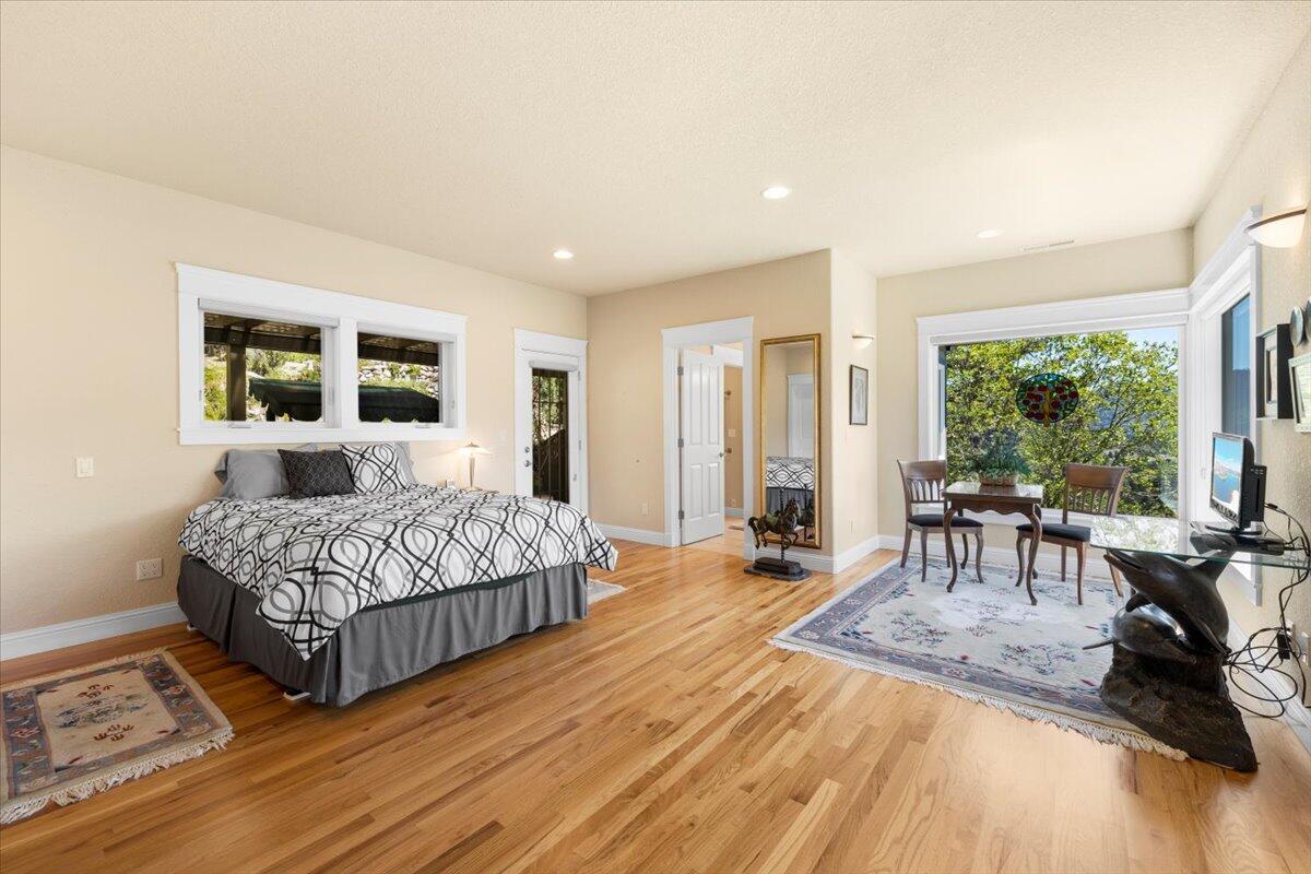 3344 Pearce Park Road Grants Pass, OR 97526 - Photo 31 of 65 Room for Lg furniture. Doorway to front porch waterfalls/koi pond features. Storm screen door let's in the joyful sounds.