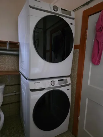 a close up view of washer and dryer
