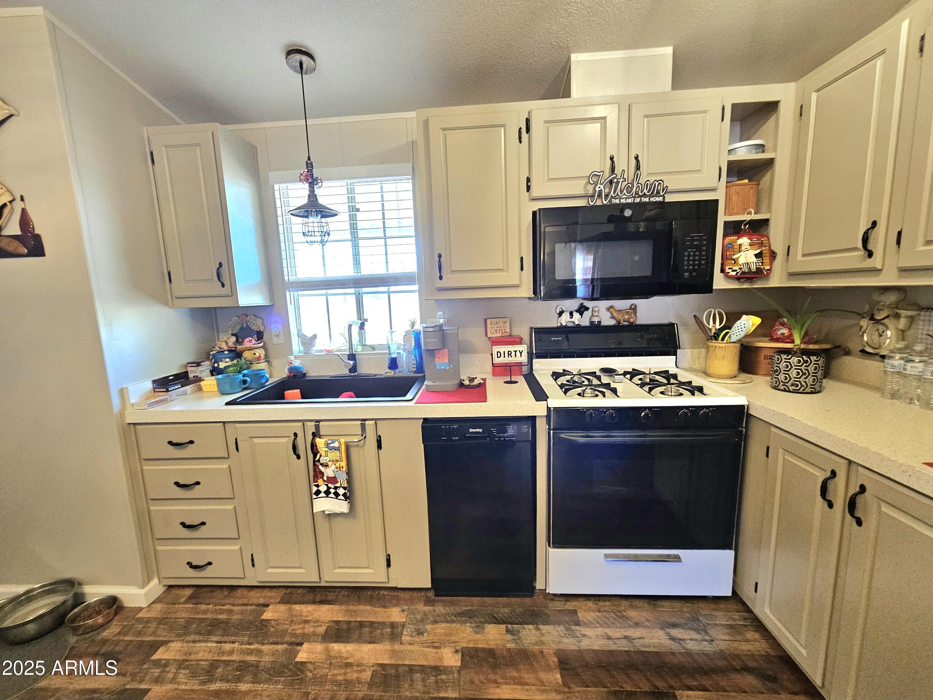 284 North Warren Road Benson, AZ 85602 - Photo 15 of 33 a kitchen with a stove and a sink