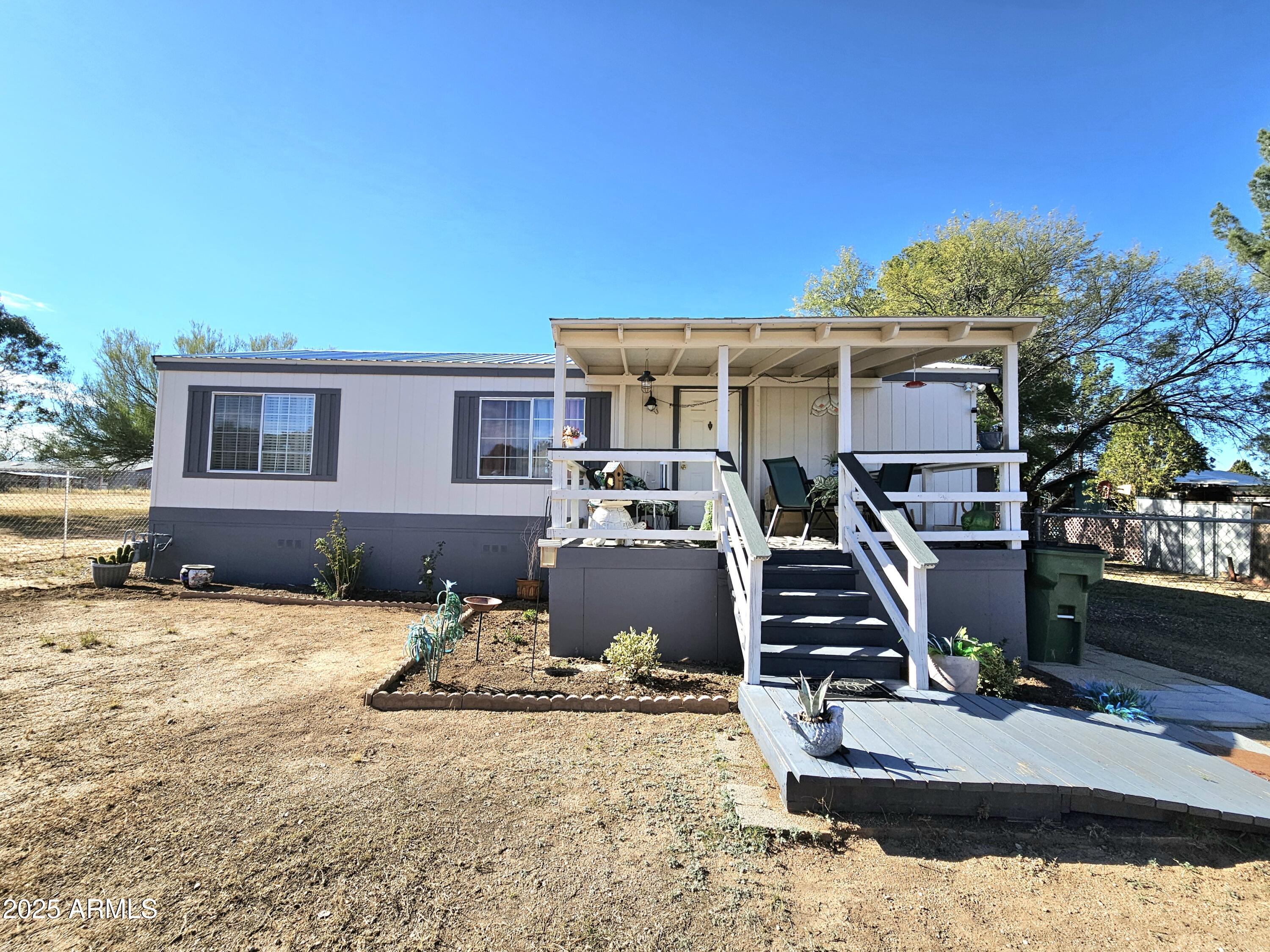 284 North Warren Road Benson, AZ 85602 - Photo 29 of 33 a front view of a house with plants