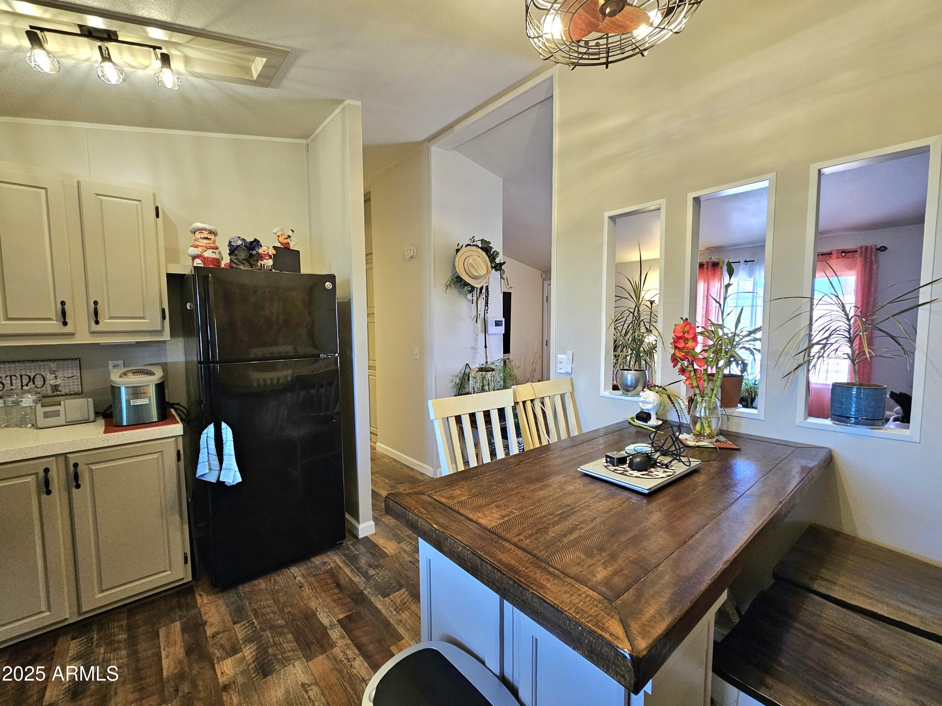 284 North Warren Road Benson, AZ 85602 - Photo 10 of 33 a kitchen with a table chairs and refrigerator