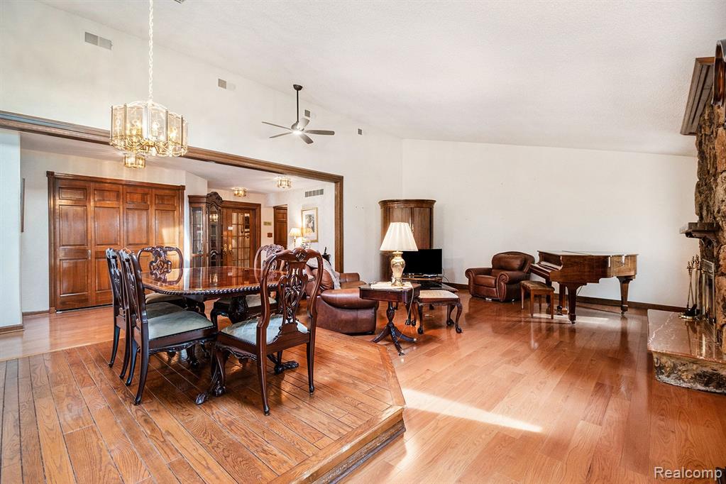 26032 Steele Road Farmington Hills, MI 48331 - Photo 6 of 38