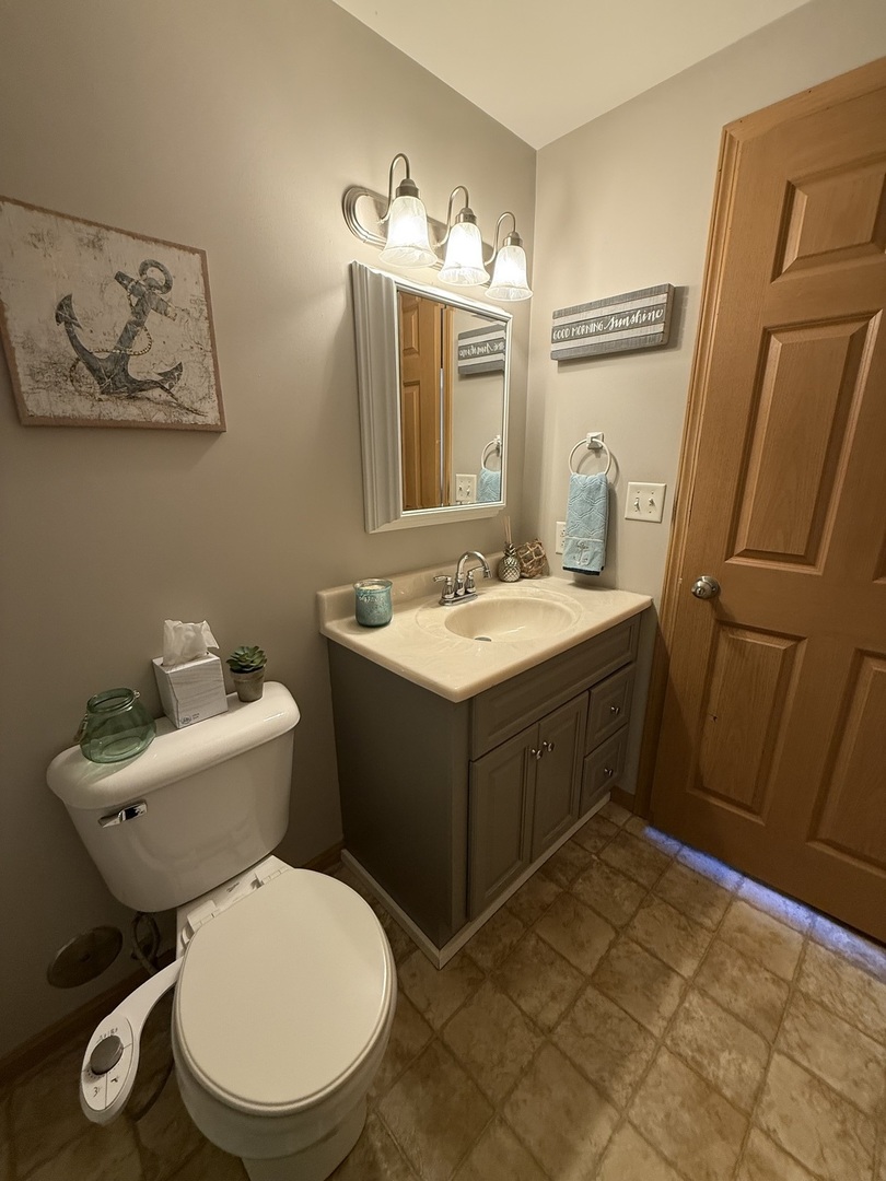 126 East Kerr Street Sycamore, IL 60178 - Photo 18 of 20 a bathroom with a toilet sink and mirror